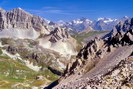 Vallée Étroite - Valle Stretta - Le cirque ouest dominé par le Mont Thabor (3178 m) et le Grand Séru (2888 m) - Au fond, le Mont Blanc et la Vanoise