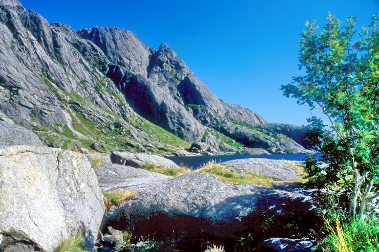 Nusfjord - Nesheia (425 m)