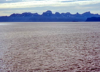 Les îles Lofoten apparaîssent comme un mur de montagnes vues du Vestfjord