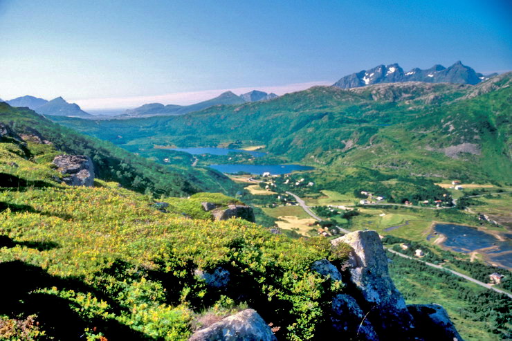 Stamsund - Depuis Nordheia - Himmeltindan (931 m) - Storfjorden (lac et village)