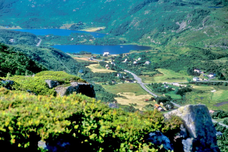 Stamsund - Depuis Nordheia - Storfjorden (lac et village)