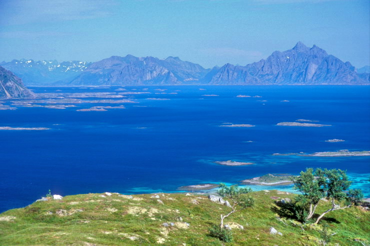 Stamsund - Depuis Nordheia - Skifjorden - Dbouch du Henningsvrerstraumen - Au fond, le Vgakallen (943 m) sur l'le d'Austvgy