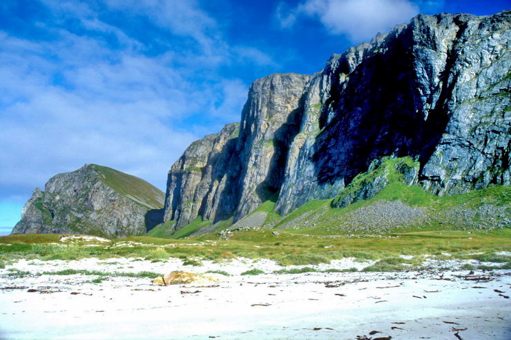 Vry - Nordlandshagen - Gjerdheia (379 m) - Nordlansnupen (450 m),  l'arrire plan
