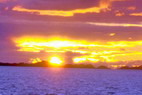 Crpuscule et Soleil de minuit entre Vry et Moskenesy - Sunset and Midnightsun between Vry et Moskenesy - Raftsundet og Midnattsol