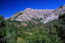 Entraunes - Estenc - Ferme des Louiqs - Le site au pied de la Tête de Gorgias (2621 m), au débouché du Vallon de l'Estrop