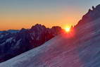 Mont-Blanc - Montée au Dôme du Goûter - Lever de soleil à droite de l'Aiguille Verte (4121 m) et des Droites (4000 m)