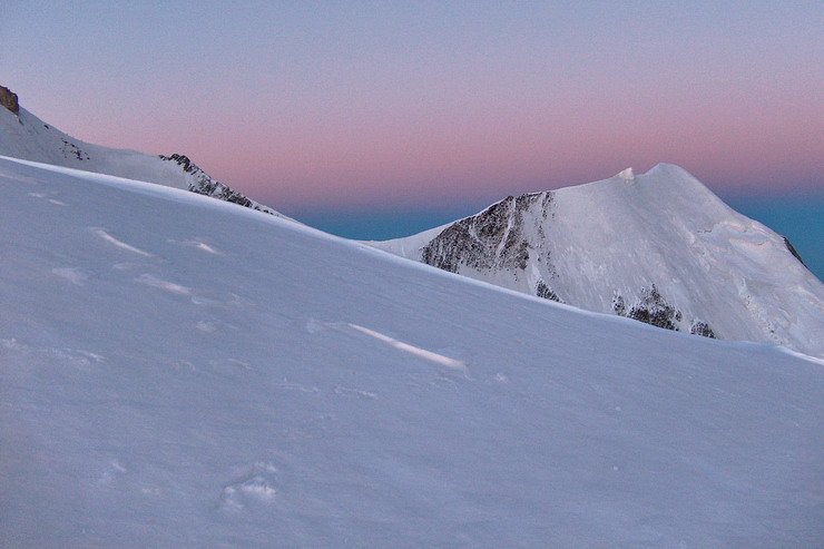 Mont-Blanc - Monte au Dme du Goter - Au fond, l'Aiguille de Bionnassay (4052 m) encore dans l'ombre