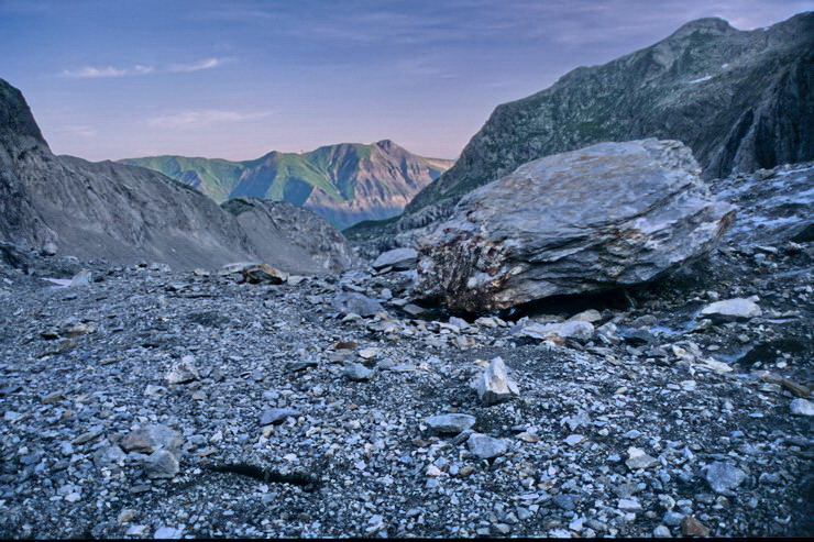 Tr la Tte - Glacier de Tr la Tte au lever du jour - Au fond, le Mont Joly (2525 m)