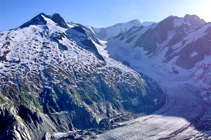 Tr la Tte -  g., Aiguille de la Brangre (3425 m) et Dmes de Miage (3670 m) - Au centre, le Mont Blanc (4808 m) -   d., Glacier de Tr la Tte - Aiguilles de Tr la Tte (3930 m) et des Glaciers (3816 m)