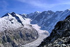 Tré la Tête - À g., Aiguille de la Bérangère (3425 m) et Dômes de Miage (3670 m) - Au centre, le Mont Blanc (4808 m) - À  d., Aiguilles de Tré la Tête (3930 m) et des Glaciers (3816 m)