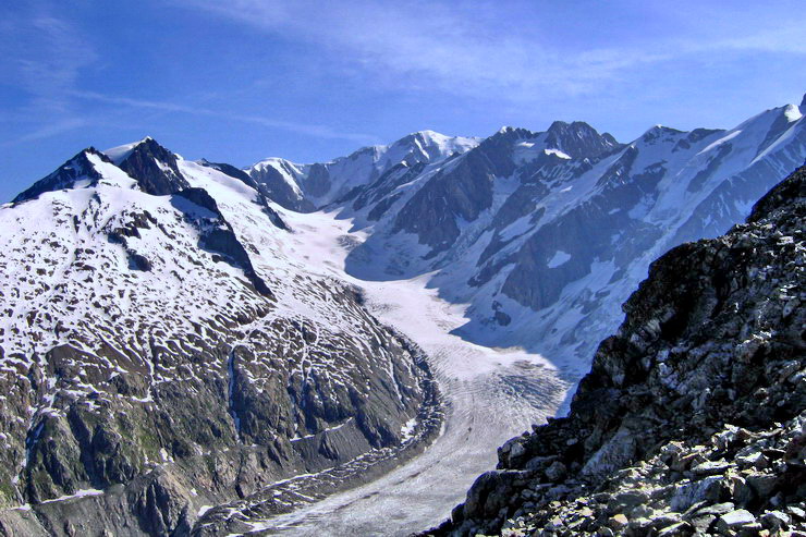 Tr la Tte -  g., Aiguille de la Brangre (3425 m) et Dmes de Miage (3670 m) - Au centre, le Mont Blanc (4808 m) -   d., Aiguilles de Tr la Tte (3930 m) et des Glaciers (3816 m)