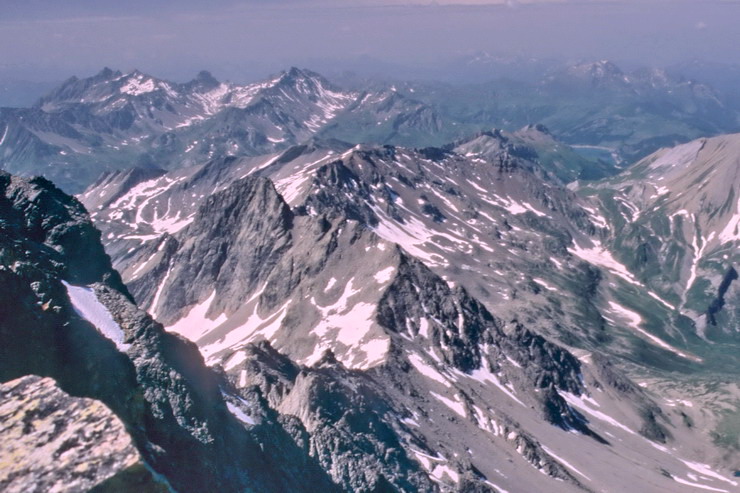 Tr la Tte - Col d'Enclave (2672 m) et Col du Bonhomme (2329 m)  depuis le Mont Tondu (3196 m) - Au fond, massif du Beaufortain