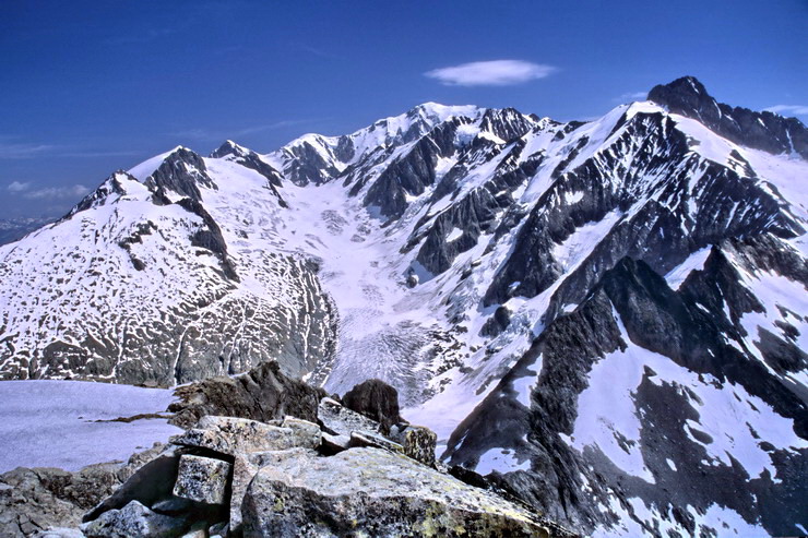 Tr la Tte -  g., Aiguille de la Brangre (3425 m) et Dmes de Miage (3673 m) - Au centre, le Mont Blanc (4808 m) -   d., Aiguilles de Tr la Tte (3930 m) et des Glaciers (3816 m)