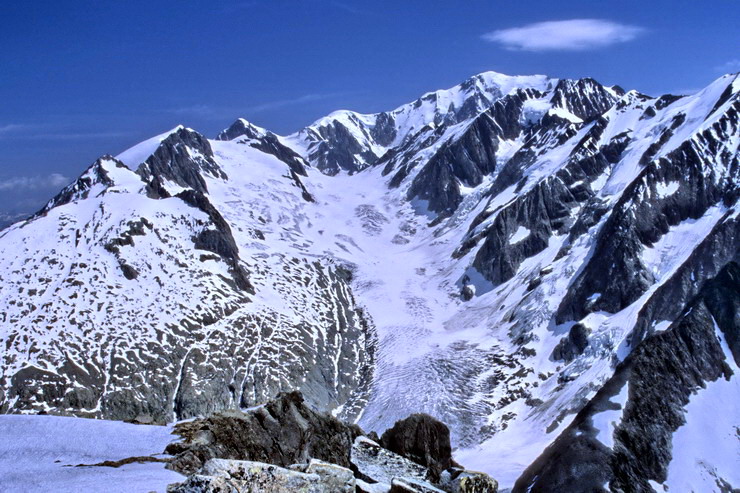 Tr la Tte -  g., Aiguille de la Brangre (3425 m) et Dmes de Miage (3673 m) - Au centre, le Mont Blanc (4808 m) -   d., Aiguilles de Tr la Tte (3930 m) et des Glaciers (3816 m)