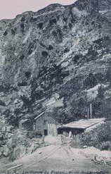 Mines d'argent du Fournel - Entre de la grande galerie dcoulement de la mine du Fournel, en activit entre 1905 et 1908 - Sortie des wagonnets vers la Laverie du Bas - Btiment du compresseur en bordure du Fournel