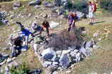 Champcella - Les archéologues à l'oeuvre sur les restes d'un abri-cabane