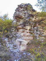 Champcella - Gros blocs réemployés en soubassement des fortifications du château de Rame