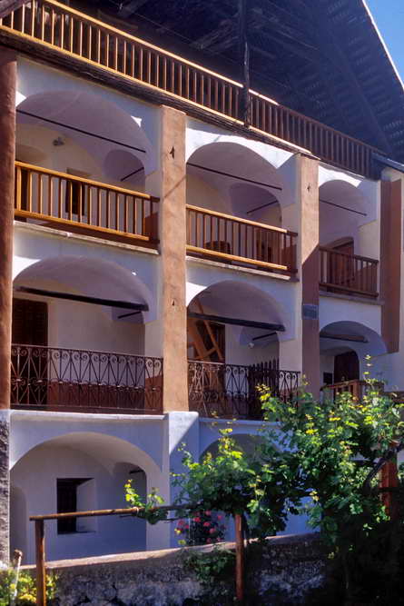 Saint-Martin-de-Queyrires - Maison traditionnelle  balcons et 3 niveaux d'arcades