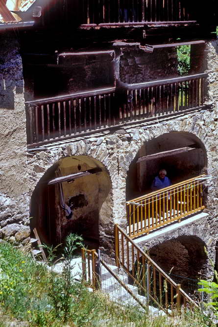 Saint-Martin-de-Queyrires - Queyrires - Maison traditionnelle  balcons  arcades