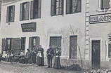 Saint-Martin-de-Queyrières - Prelles - Café Hôtel Courcier - vers 1900, à côté d'une boulangerie