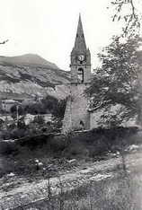 Ubaye - Église de l'ancien village d'Ubaye (742 m) vers 1950, noyé par les eaux du barrage de Serre-Ponçon