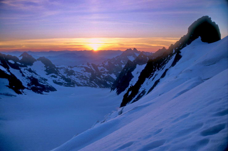 Barre des crins (4102 m) - Lever de soleil sur le bassin du Glacier Blanc