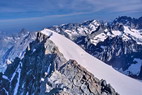 Barre des crins (4102 m) - Dme de Neige des crins (4015 m) - Au loin, le Rteau (3809 m) et la Meije (3982 m)