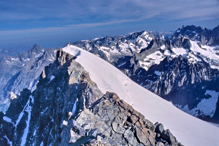 Barre des crins (4102 m) - Dme de Neige des crins (4015 m) - Au loin, le Rteau (3809 m) et la Meije (3982 m)
