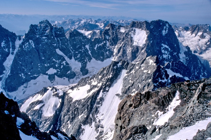 Barre des crins (4102 m) - Parcours de l'arte sommitale de la Barre - Pic Sans Nom (3914 m) et l'Ailefroide (3954 m)