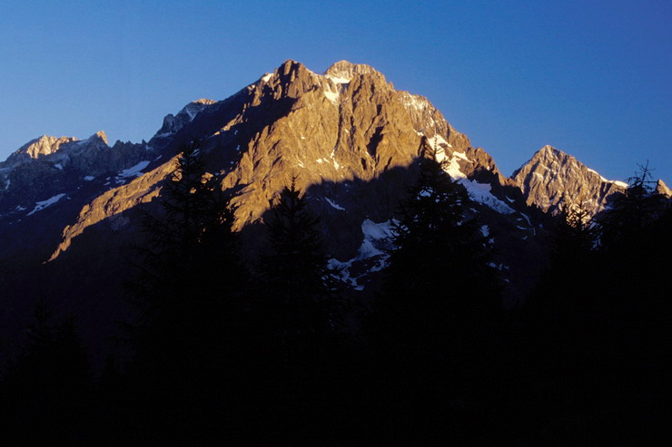 La Condamine - Lever de soleil sur le Mont Pelvoux (3943 m) et la Barre des Ecrins (4102 m), à droite