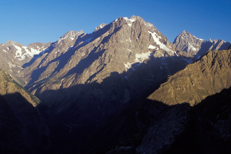 La Condamine - Lever de soleil sur le Mont Pelvoux (3943 m), la Barre des Ecrins (4102 m) à droite, et, l'Ailefroide (3954 m) à gauche