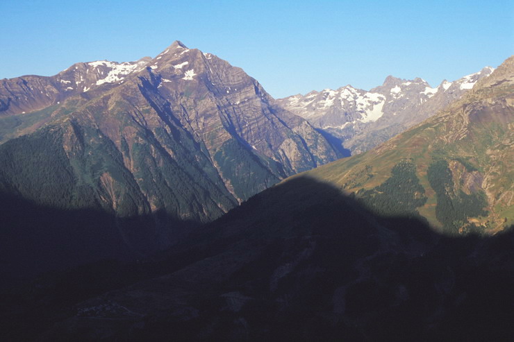 La Condamine - Pointe de l'Aiglière (3308 m) - Au fond, la Pointe de Verdonne (3327 m) et le Sirac (3440 m)
