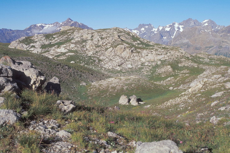 La Condamine - Pointe de l'Aiglière (3308 m) - Au fond, Pointe de Verdonne (3327 m), le Sirac (3440 m) et Pic de Bonvoisin (3480 m)